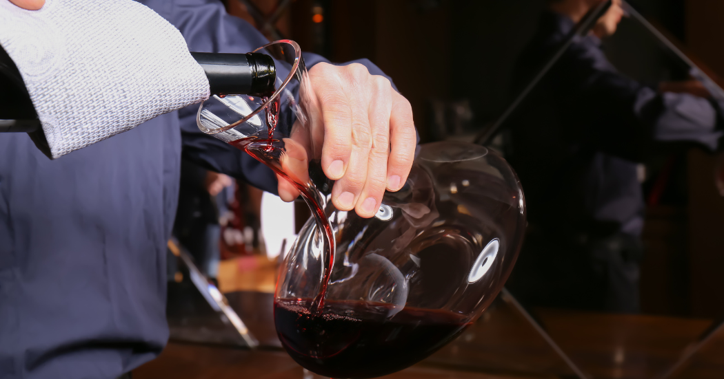 The best way to serve red wine: tips and insights