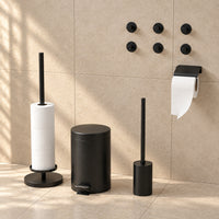 Set de WC negro de 5 piezas - Portarrollos de repuesto con tapa y portarrollos de pie elevado para 5 rollos - Portaescobillas, cubo de basura y ganchos de pared