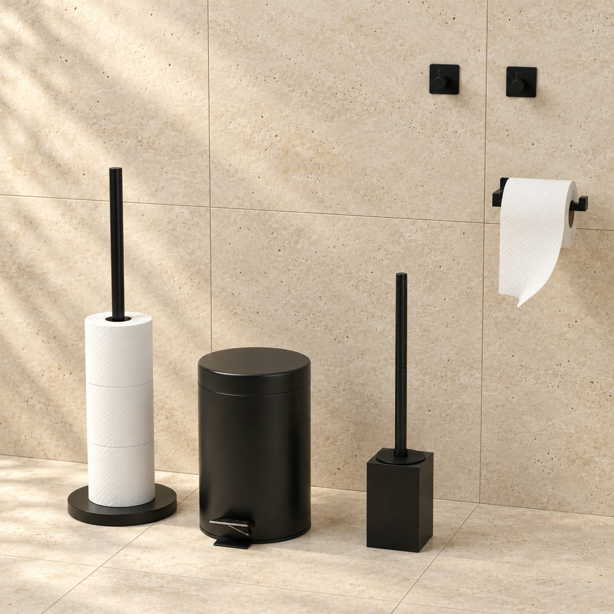5-Delt Sort Kantet Toiletstæt - Stående Toiletpapirholder til 5 Ruller & Ekstra Tynd Selvklæbende Toiletpapirholder - Toiletbørsteholder, Skraldespand & Vægkroge